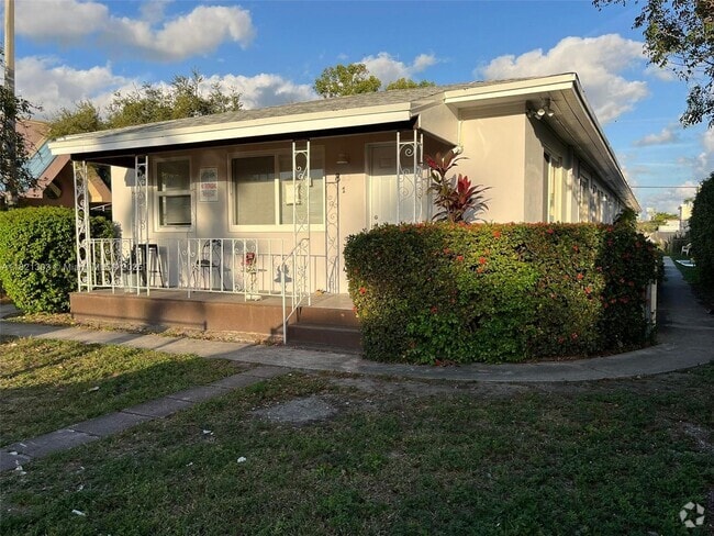 Building Photo - 885 SW 29th Ave Unit 5 Rental