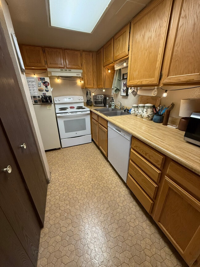 Kitchen - 1900 Florida Rd Unit C3