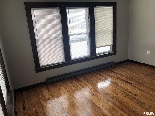 Photo - 209 E 10th St