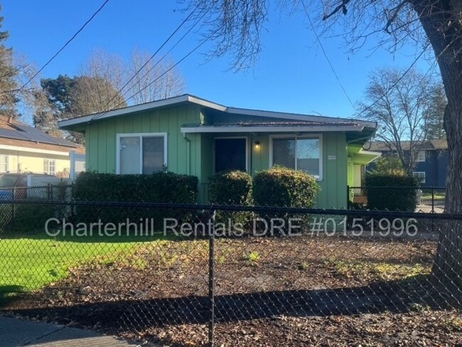 Building Photo - Quaint, single level duplex with one car garage