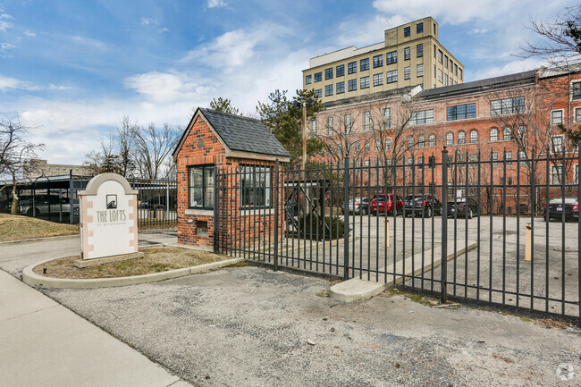 Building Photo - 6533 E Jefferson Ave Rental