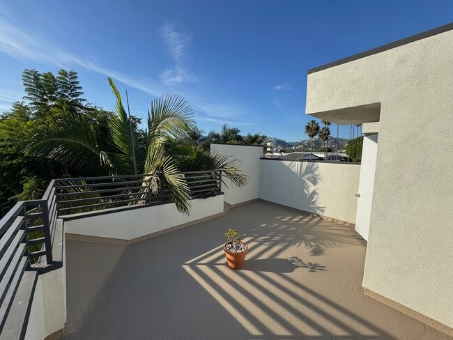 Building Photo - 910 N Curson Ave Unit 1