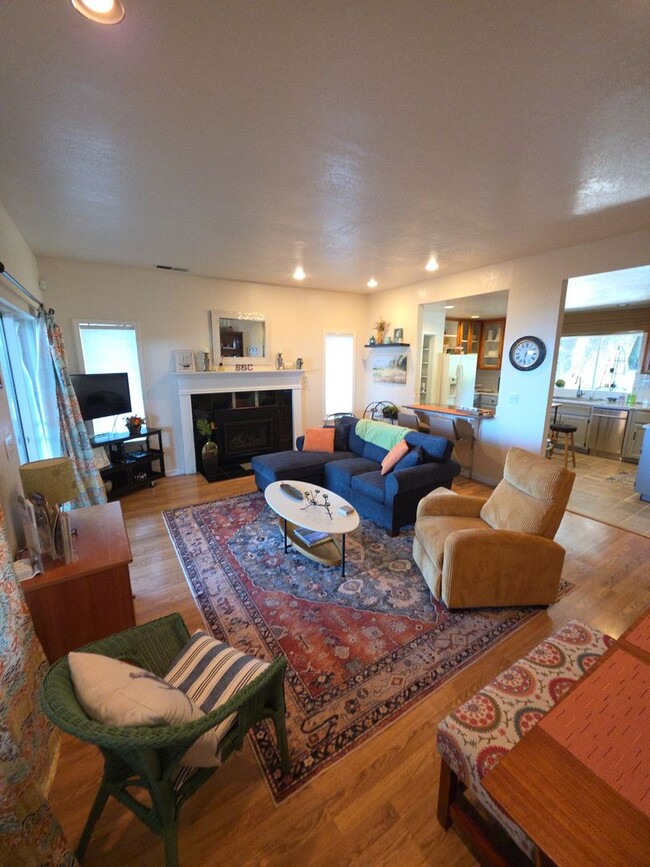 3816 Lakeshore Blvd
