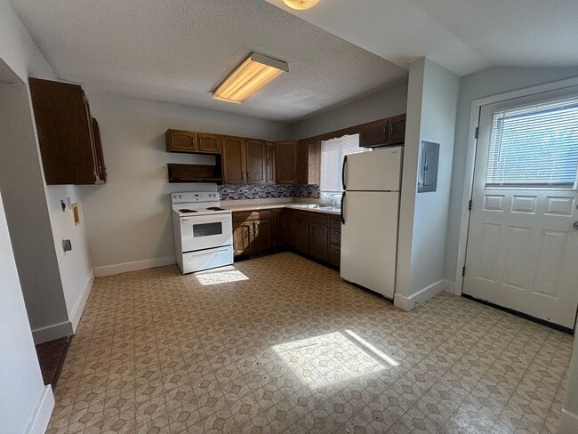 2214 Roanoke Ln