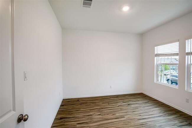 Photo - 1024 Bluewood Bend