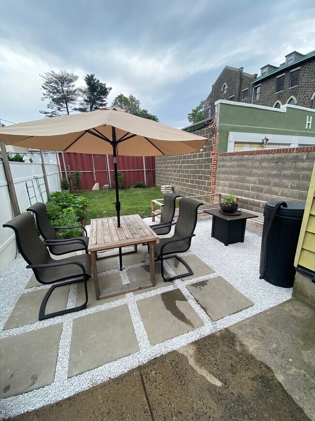 Spacious newly renovated backyard and garden with all gardening supplies, patio furniture, barbeque. - 626 13th St House