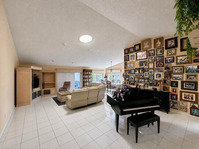 7758 Cloverfield Cir