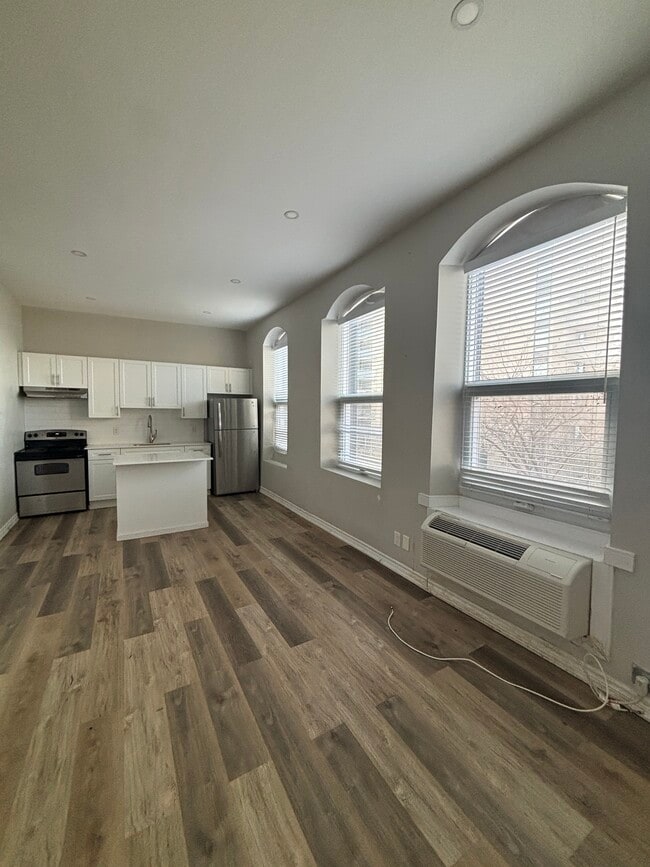 Building Photo - Beautifully Updated Studio Apartment in Downtown Sarnia! Unit 304