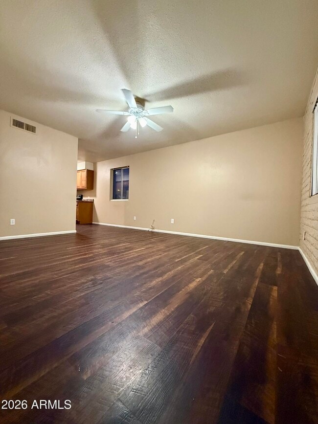 Photo - 825 E 5th St