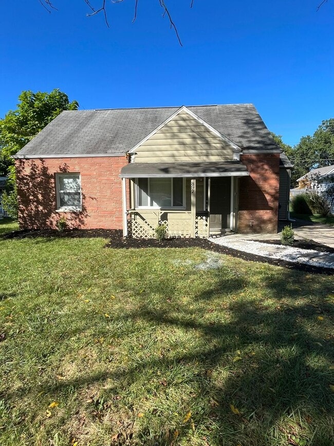 Building Photo - 3 Bedroom 1.5 Bathroom Home with Fenced in...