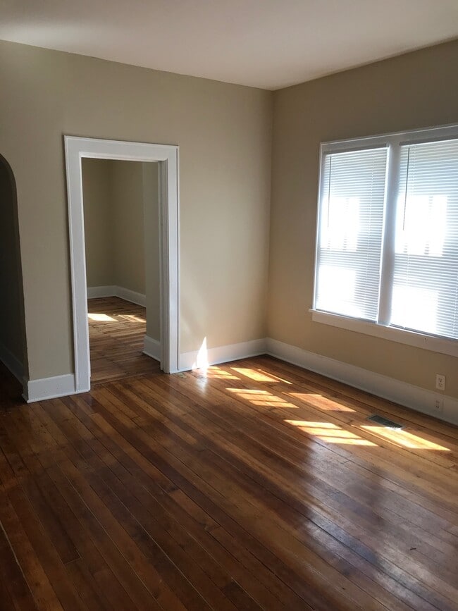 Photo - Amazing 5 Bedroom 2 Bathroom Home in St.Paul!