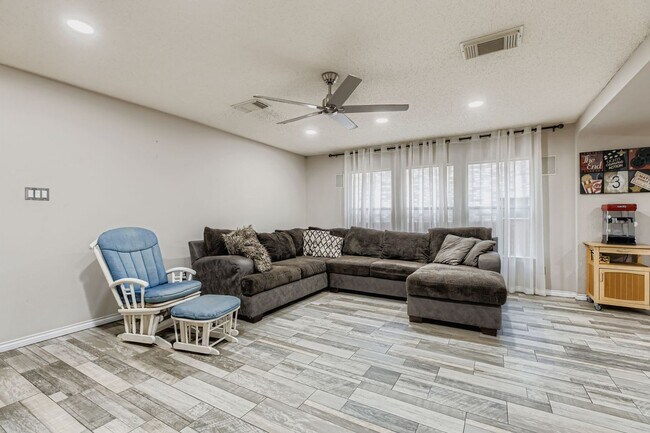Photo - Stunning 3 bedroom home with Easy access t...