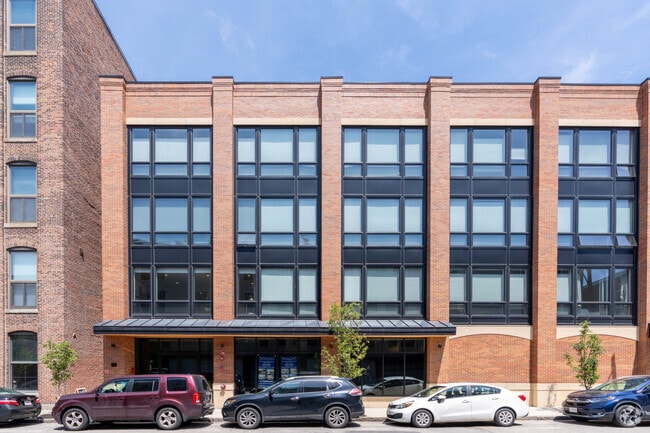 360 W 2nd Street se encuentra en el sur de Boston. - 318-340 W 2nd St