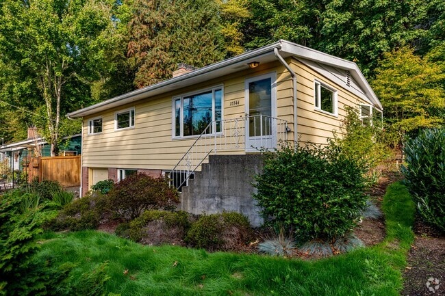 Building Photo - Spacious 4BR/2 BA Home in Quiet North-End ...