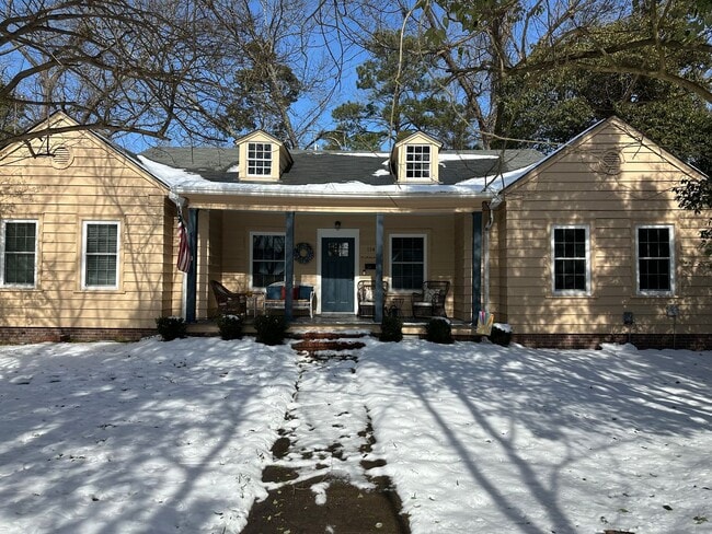 Building Photo - Fully Furnished 3 Bed 2 Bath Home