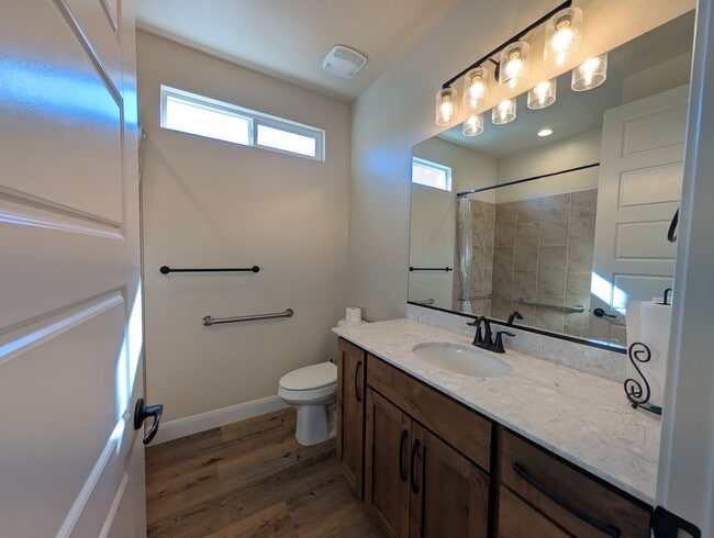 Photo - 951 N Main St