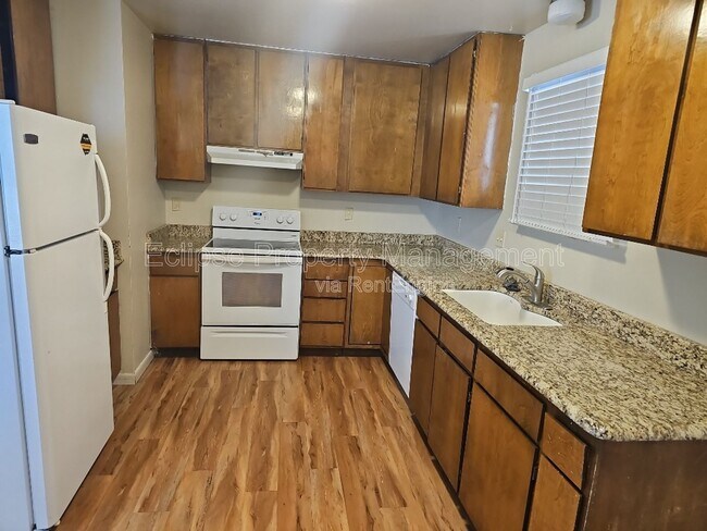 Photo - 2644 Clark St