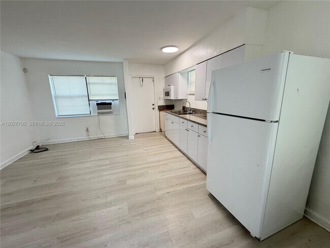 Building Photo - 2571 NW 13th Ct Unit C
