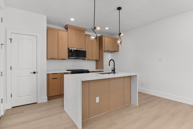 Photo - 7208 Weyburn St
