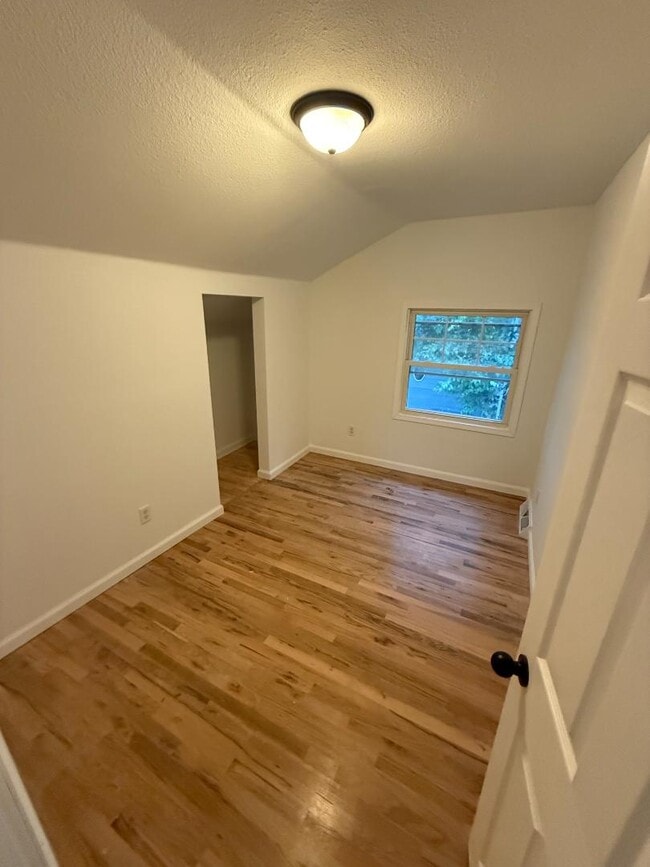 Photo - 2057 Maple Ave