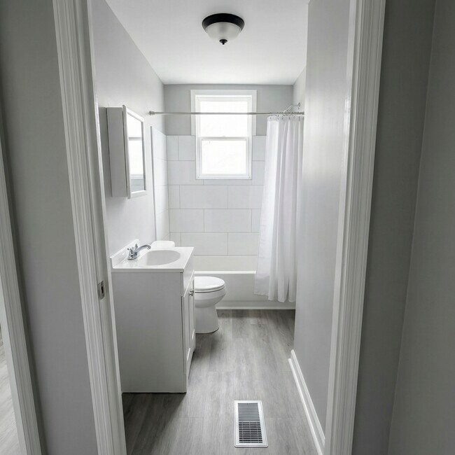 Photo - 843 Lasalle St