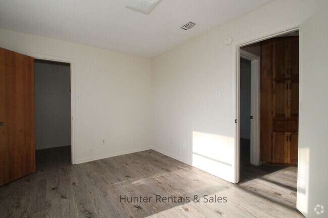 Building Photo - Comfortable Two-Story Townhouse
