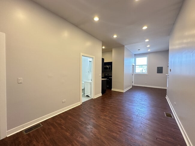 Building Photo - 2954 W Montrose Ave Unit J00P