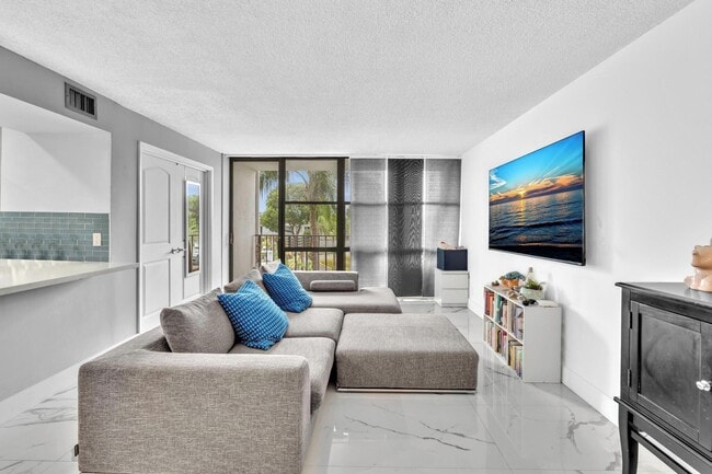 Living Area - 1000 Parkview Dr Unit 329