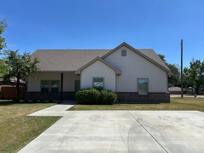 Building Photo - 600 E Hale Ave Rental