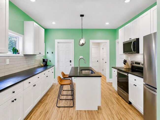 Photo - 761 Siebert St