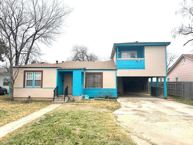PRE-LEASING FOR FALL: Check out this Renov... - PRE-LEASING FOR FALL: Check out this Renov... House