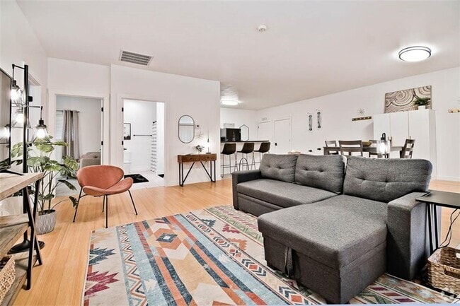 Building Photo - 512 SW B St Unit 22 Rental