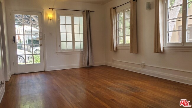 Building Photo - 1118 20th St Unit front