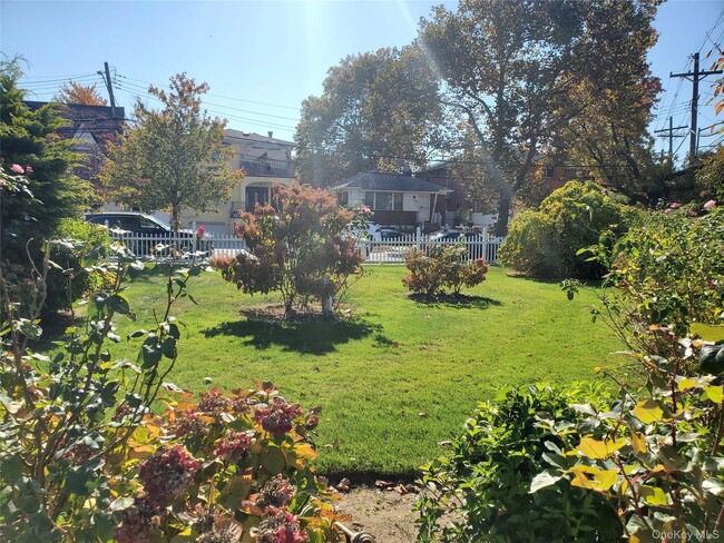 Photo - 166-06 Willets Point Blvd