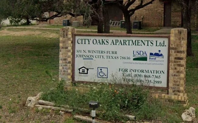 Photo - 301 N Winters Furr