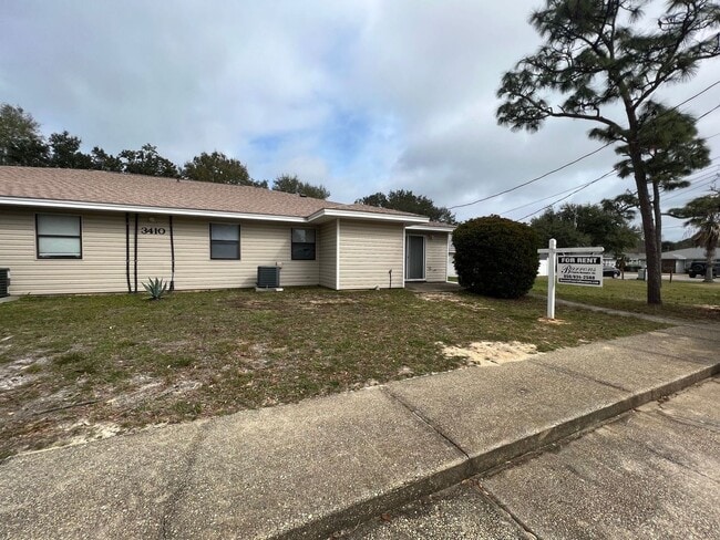 Building Photo - Gulf Breeze - Green Briar Estates - 2 bedroom, 1 bathroom - water and lawn care included