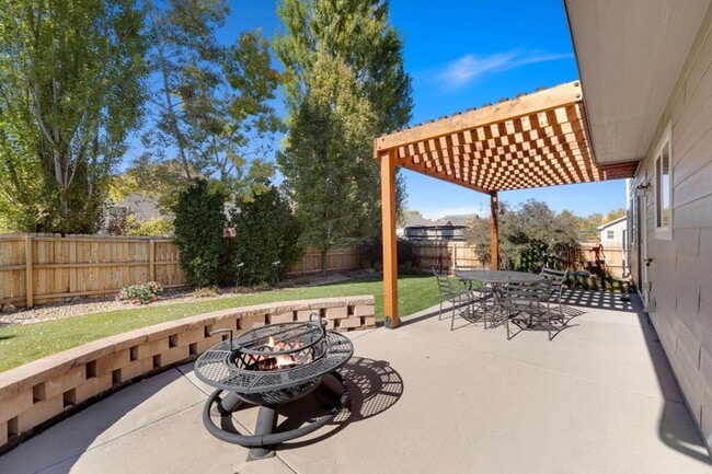 Photo - 326 Moss Rock Way