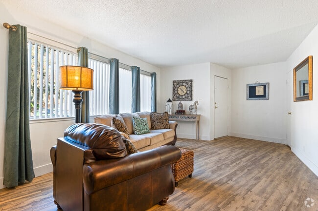 2BR, 1BA - 915SF - Living Room