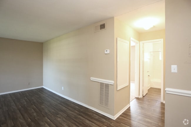 1BR, 1BA - 800 SF