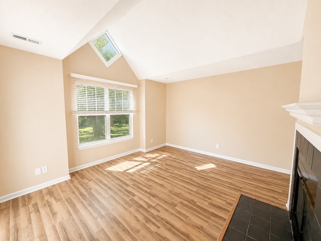 Building Photo - 5020 Thoroughbred Ln Unit G