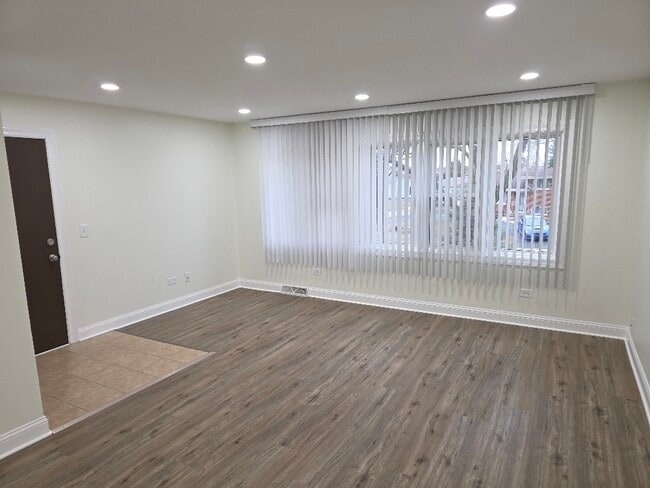 living/dining room - 826 E Capri Dr Unit 826 #1