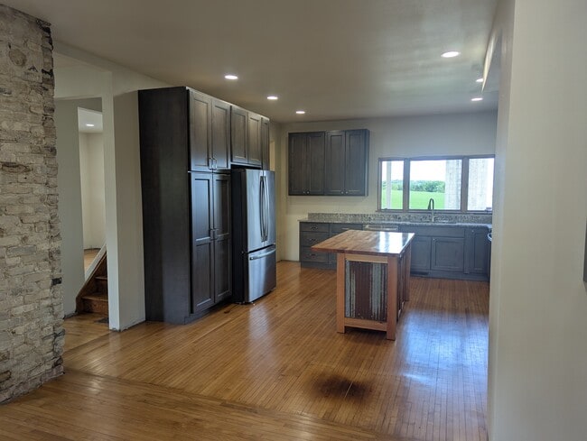 Photo - 10326 Brattlie Rd House