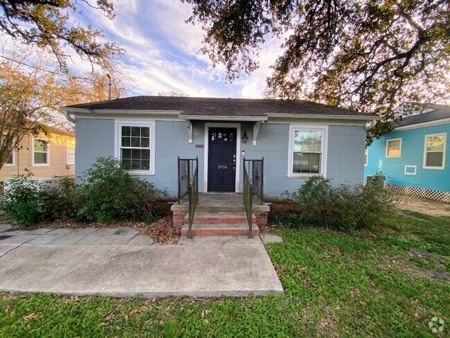 Building Photo - Cute 3-Bedroom Home with Sunroom and Fence...