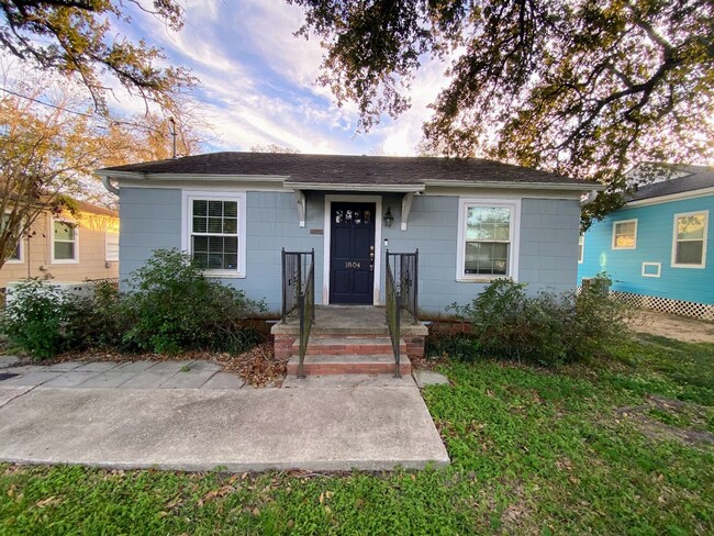 Cute 3-Bedroom Home with Sunroom and Fence... - Cute 3-Bedroom Home with Sunroom and Fence...