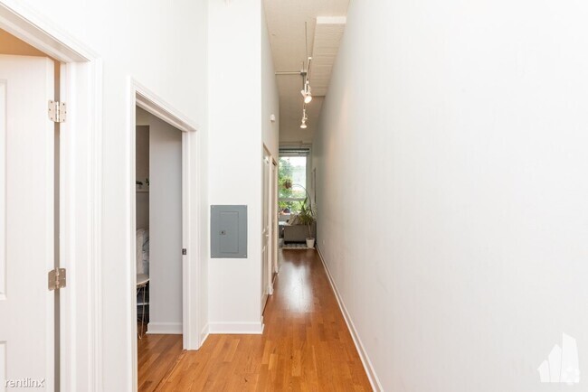 Building Photo - 1 br, 1 bath Condo - 4131 W Belmont Ave