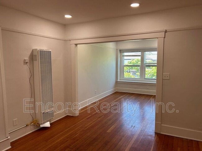 Building Photo - 303 3rd Ave Unit C