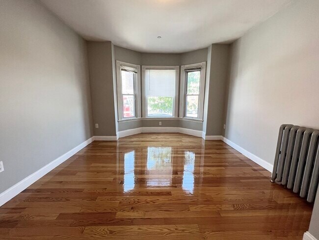 Building Photo - 107 Chelsea St Unit #1 Rental