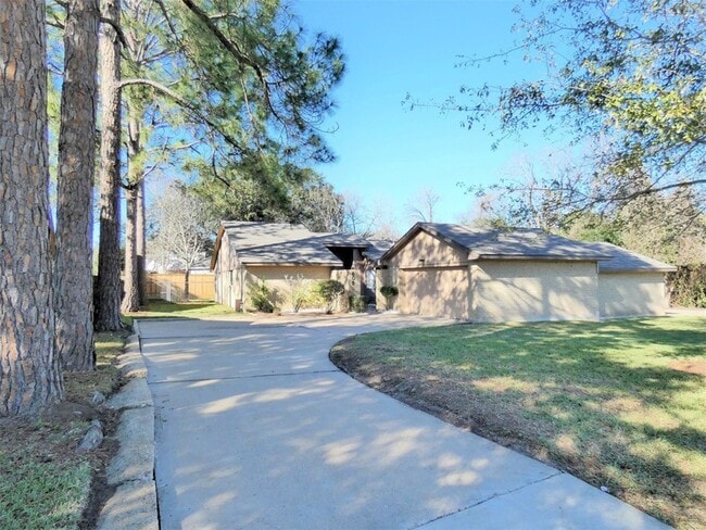 Building Photo - 606 Golfview Dr