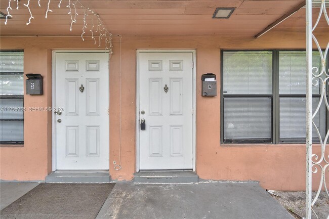 Building Photo - 501 SW 9th St Unit 1-2