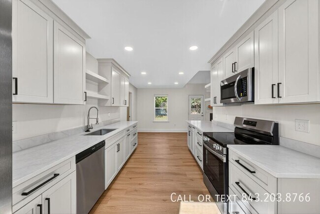 Photo - 955 Godber St